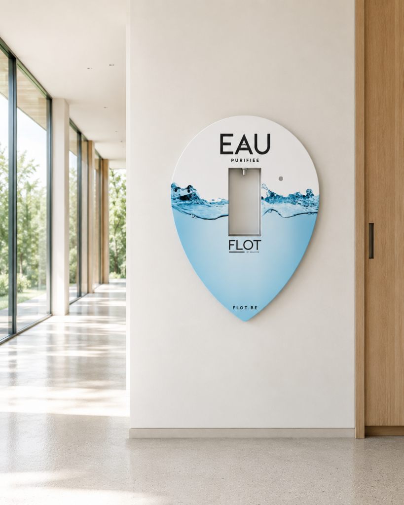 Fontaine à eau murale FLOT installée dans un hall d'accueil